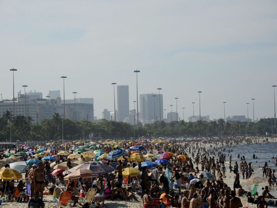 Praia do Flamengo, localizada na zona sul do Rio, no último domingo (6).